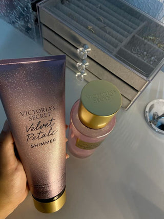 LOÇÃO CORPORAL VELVET PETALS SHIMMER VICTORIA'S SECRET - 236ML
